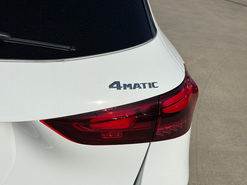 Mercedes-Benz GLA Vehicle Full-screen Gallery Image 6