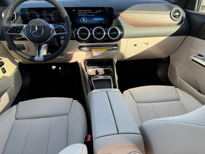 Mercedes-Benz GLA Vehicle Full-screen Gallery Image 8