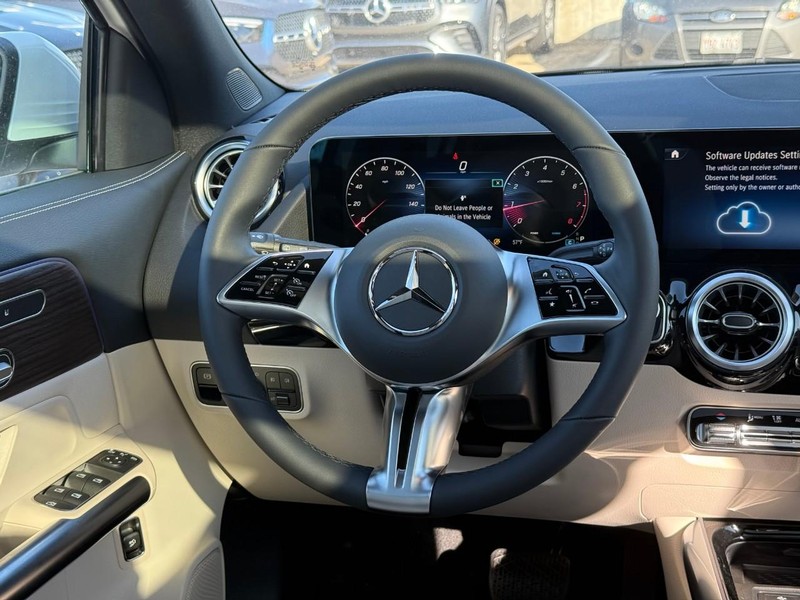 Mercedes-Benz GLA Vehicle Full-screen Gallery Image 9