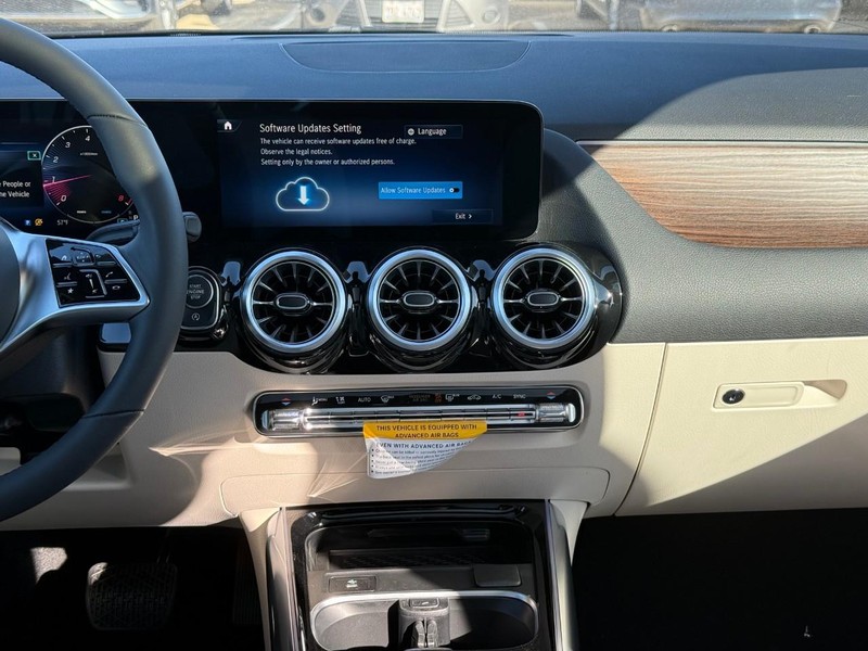 Mercedes-Benz GLA Vehicle Full-screen Gallery Image 10