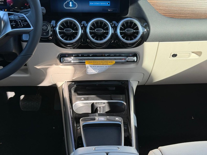 Mercedes-Benz GLA Vehicle Full-screen Gallery Image 11