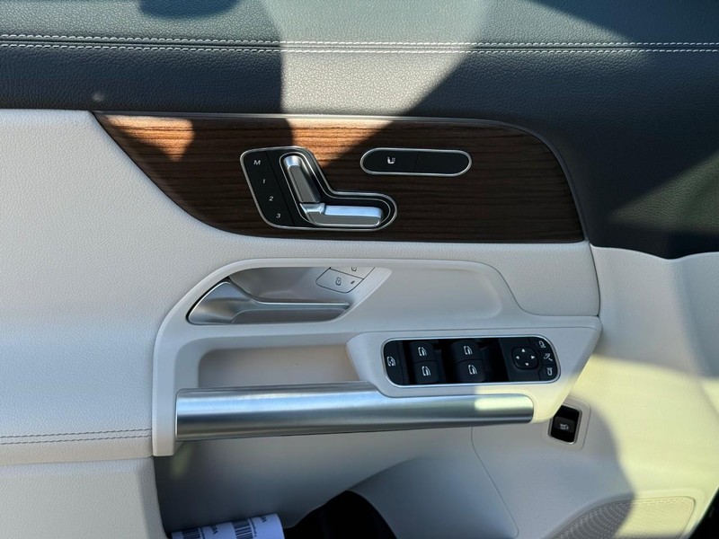 Mercedes-Benz GLA Vehicle Full-screen Gallery Image 12