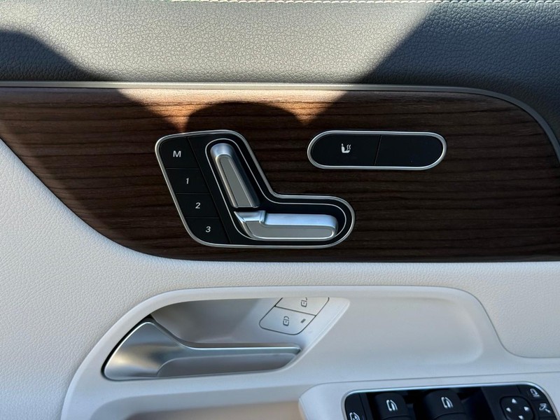 Mercedes-Benz GLA Vehicle Full-screen Gallery Image 13