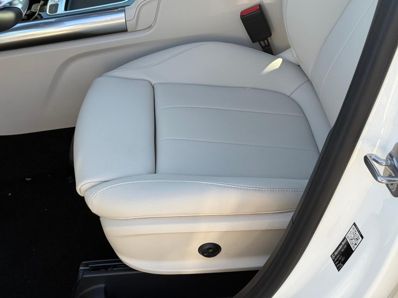 Mercedes-Benz GLA Vehicle Full-screen Gallery Image 14