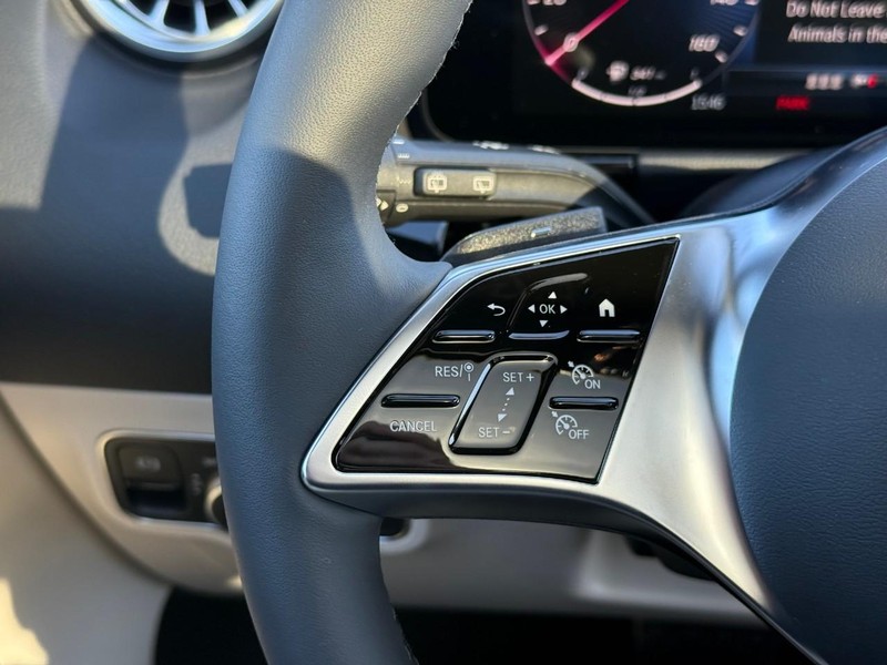 Mercedes-Benz GLA Vehicle Full-screen Gallery Image 16