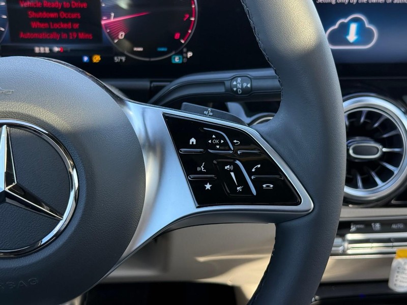 Mercedes-Benz GLA Vehicle Full-screen Gallery Image 17