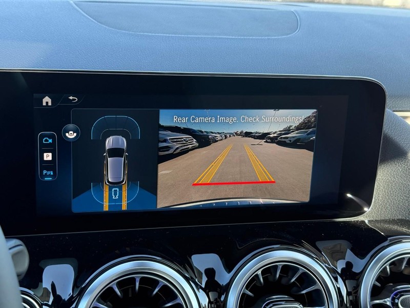 Mercedes-Benz GLA Vehicle Full-screen Gallery Image 18