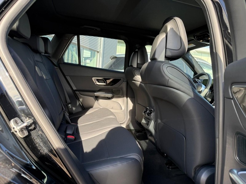 Mercedes-Benz GLC Vehicle Full-screen Gallery Image 5