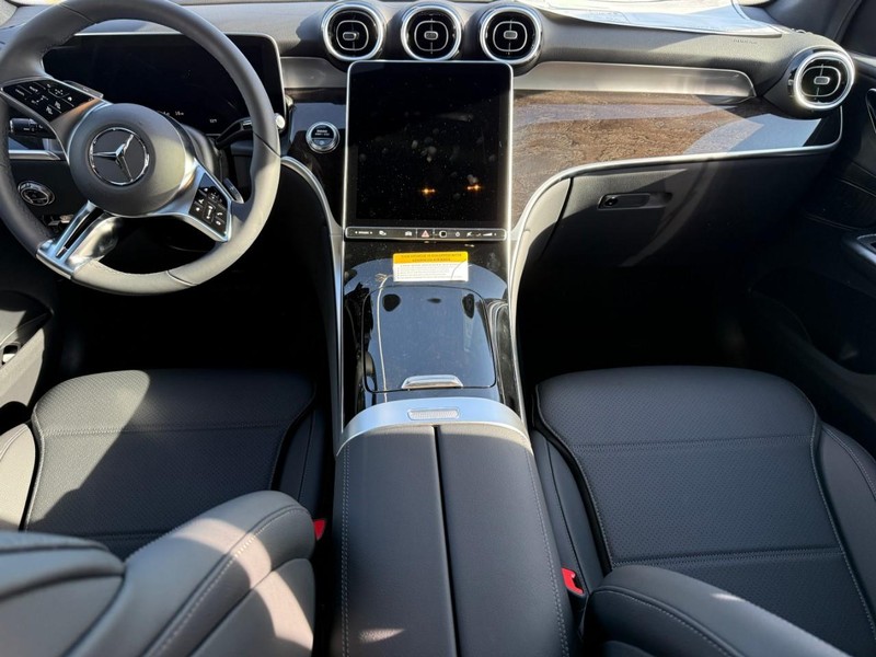 Mercedes-Benz GLC Vehicle Full-screen Gallery Image 6