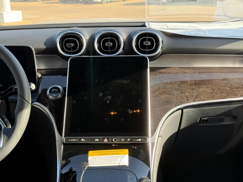 Mercedes-Benz GLC Vehicle Full-screen Gallery Image 8