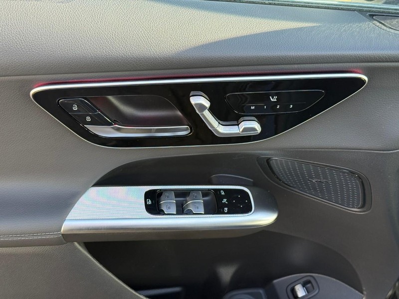 Mercedes-Benz GLC Vehicle Full-screen Gallery Image 10