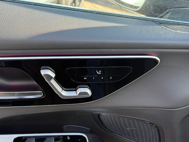 Mercedes-Benz GLC Vehicle Full-screen Gallery Image 11