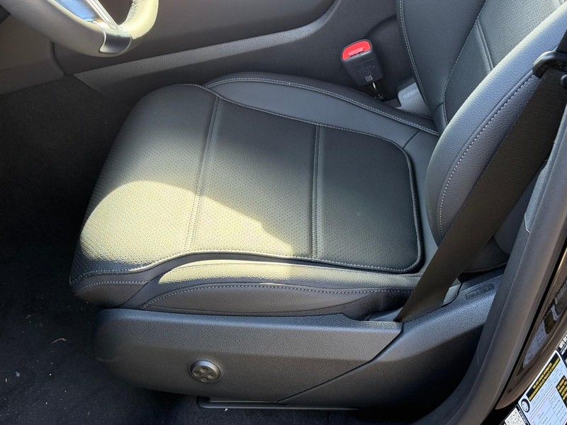 Mercedes-Benz GLC Vehicle Full-screen Gallery Image 12