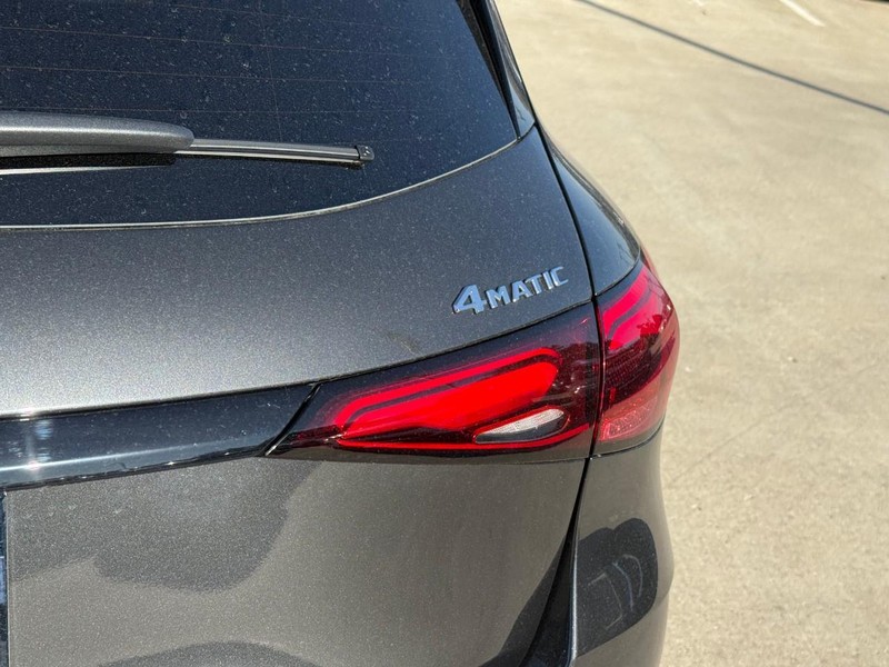 Mercedes-Benz GLC Vehicle Full-screen Gallery Image 5