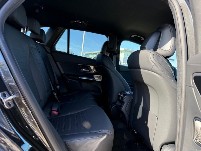 Mercedes-Benz GLC Vehicle Full-screen Gallery Image 6