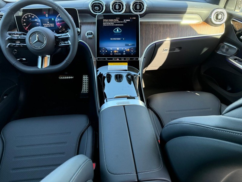 Mercedes-Benz GLC Vehicle Full-screen Gallery Image 7