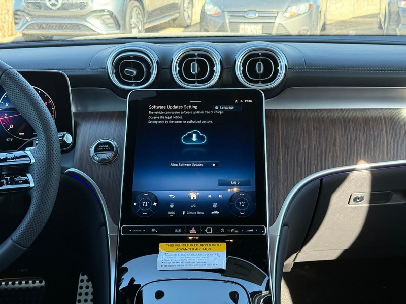 Mercedes-Benz GLC Vehicle Full-screen Gallery Image 9