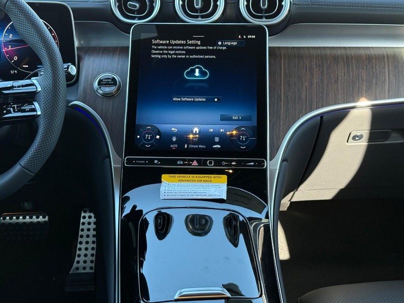 Mercedes-Benz GLC Vehicle Full-screen Gallery Image 10