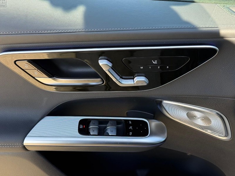 Mercedes-Benz GLC Vehicle Full-screen Gallery Image 11