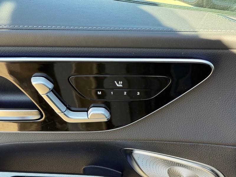 Mercedes-Benz GLC Vehicle Full-screen Gallery Image 12