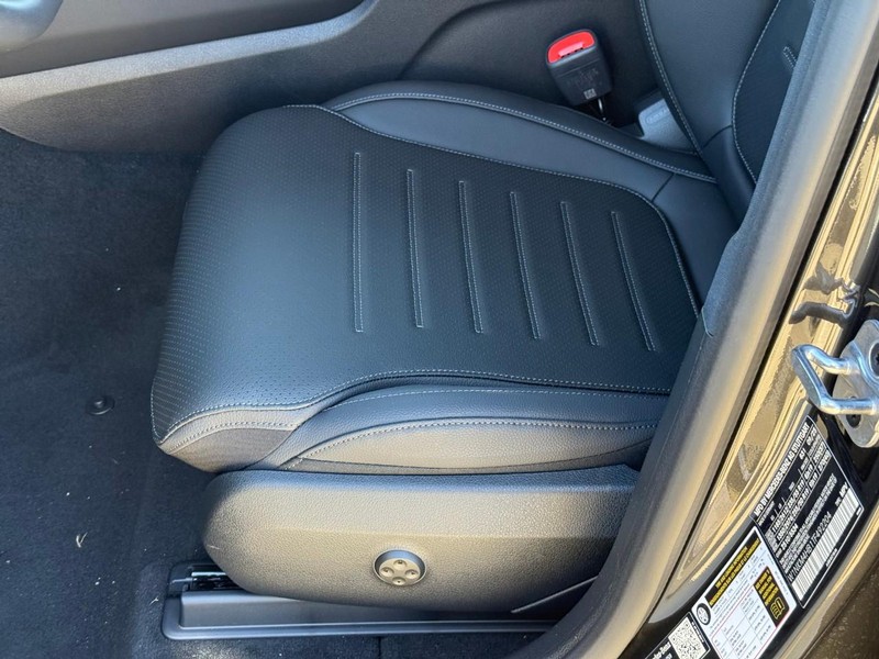 Mercedes-Benz GLC Vehicle Full-screen Gallery Image 13