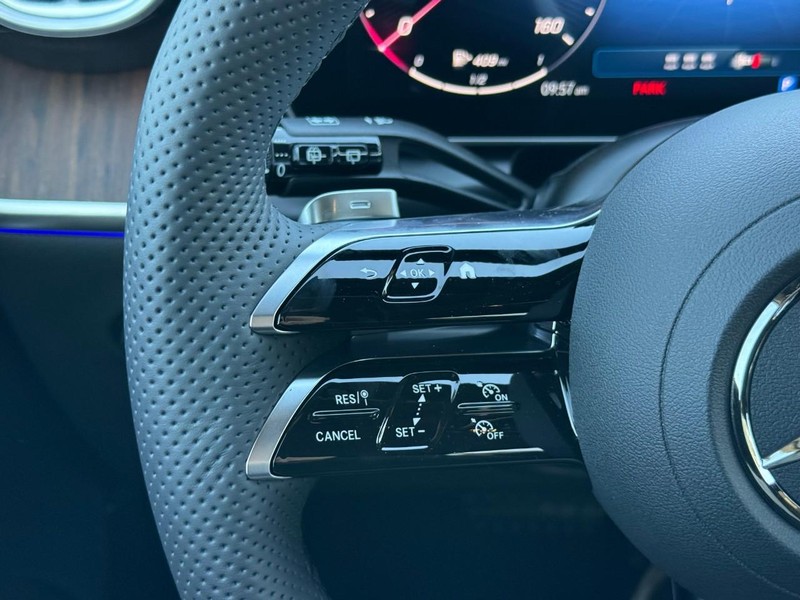 Mercedes-Benz GLC Vehicle Full-screen Gallery Image 15