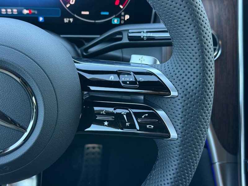 Mercedes-Benz GLC Vehicle Full-screen Gallery Image 16