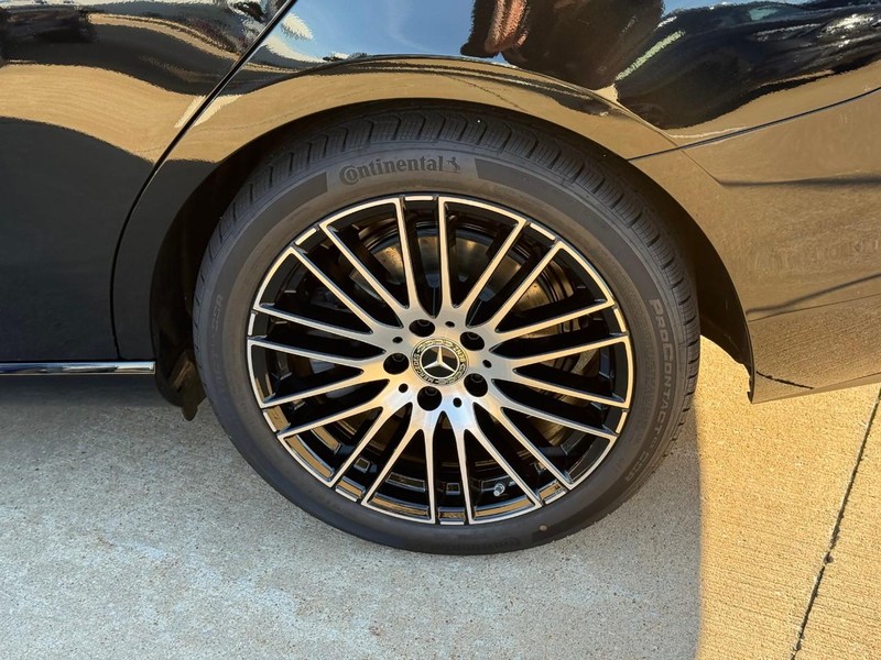 Mercedes-Benz C-Class Vehicle Full-screen Gallery Image 4