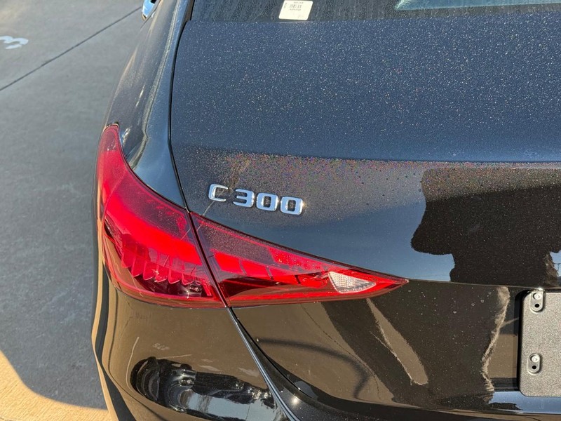 Mercedes-Benz C-Class Vehicle Full-screen Gallery Image 5