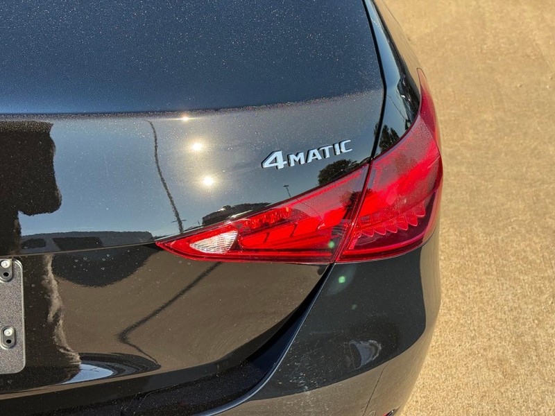 Mercedes-Benz C-Class Vehicle Full-screen Gallery Image 6