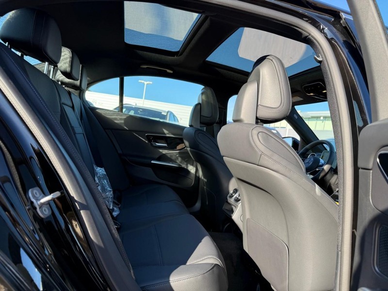 Mercedes-Benz C-Class Vehicle Full-screen Gallery Image 7