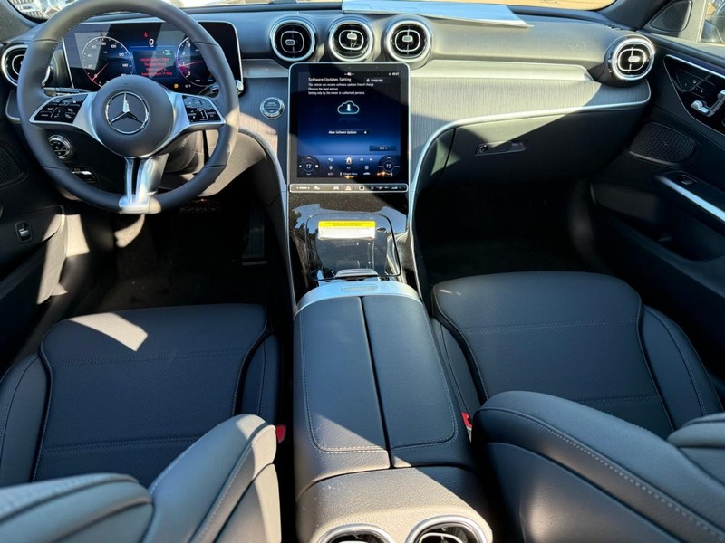 Mercedes-Benz C-Class Vehicle Full-screen Gallery Image 8