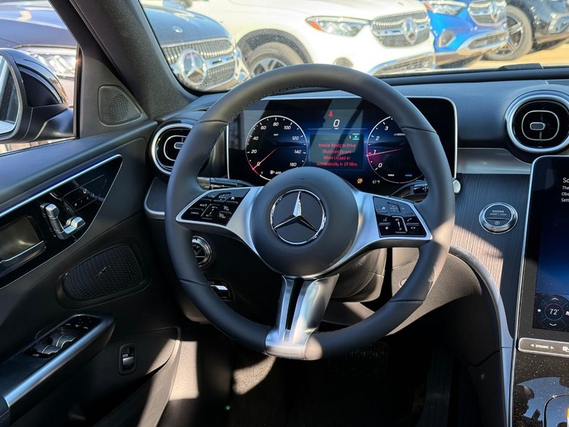 Mercedes-Benz C-Class Vehicle Full-screen Gallery Image 9