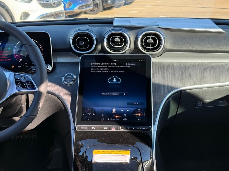 Mercedes-Benz C-Class Vehicle Full-screen Gallery Image 10