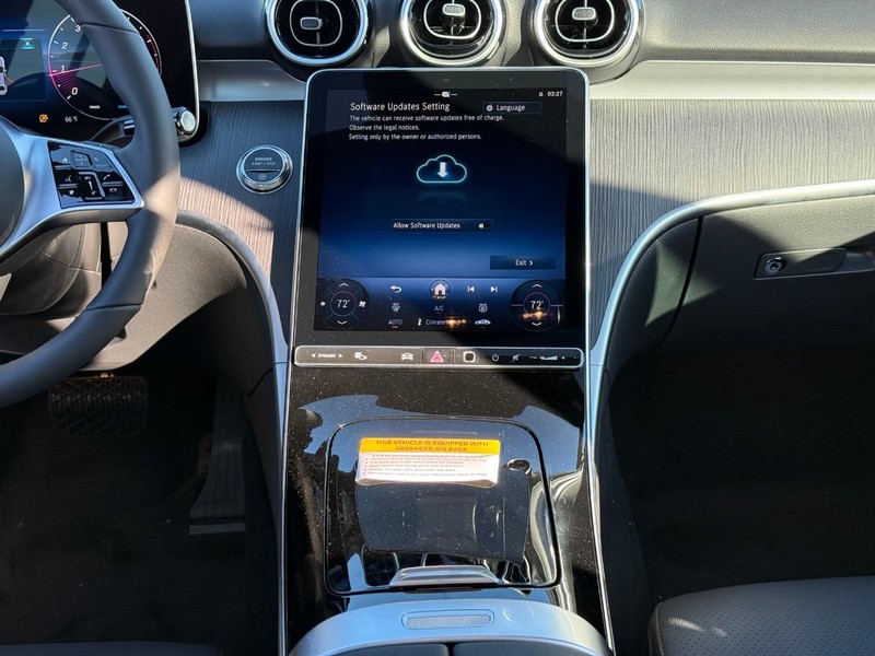 Mercedes-Benz C-Class Vehicle Full-screen Gallery Image 11