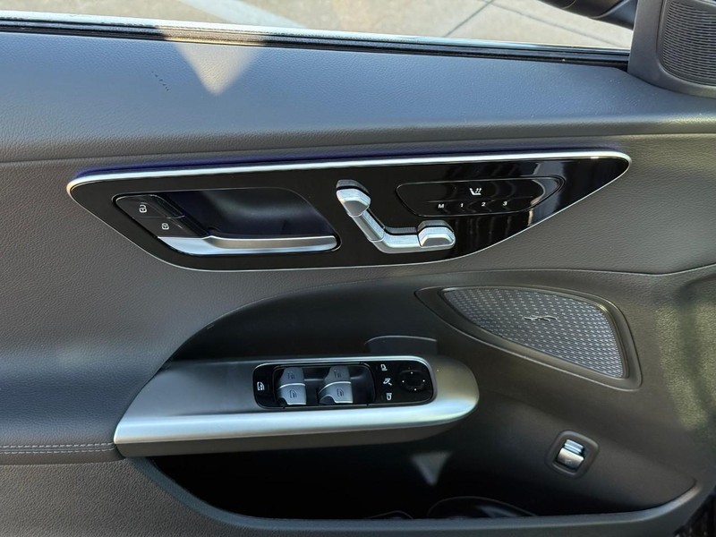 Mercedes-Benz C-Class Vehicle Full-screen Gallery Image 12