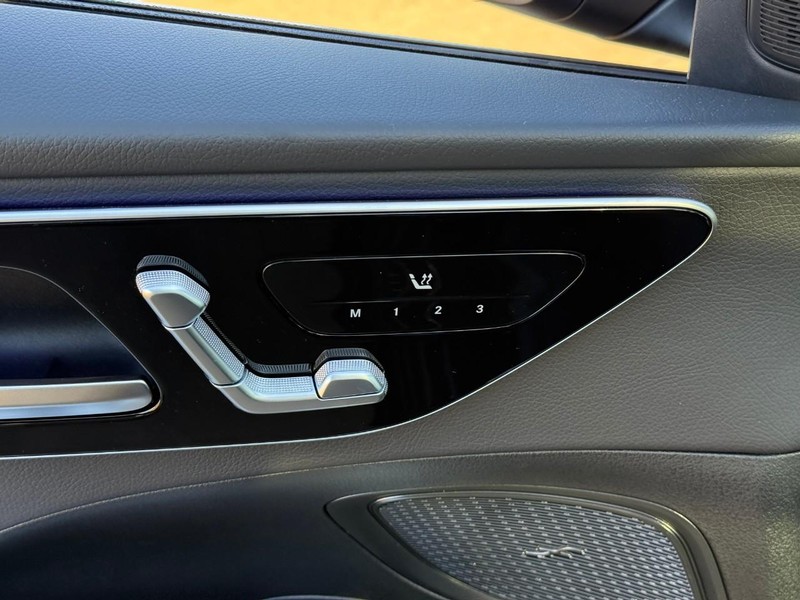 Mercedes-Benz C-Class Vehicle Full-screen Gallery Image 13