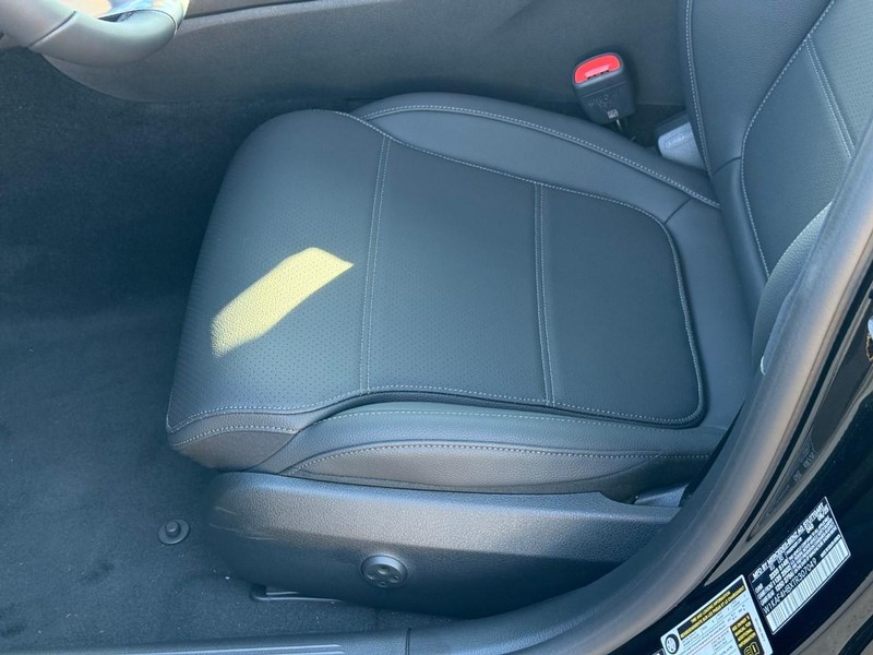 Mercedes-Benz C-Class Vehicle Full-screen Gallery Image 14