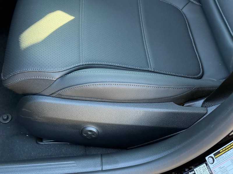 Mercedes-Benz C-Class Vehicle Full-screen Gallery Image 15