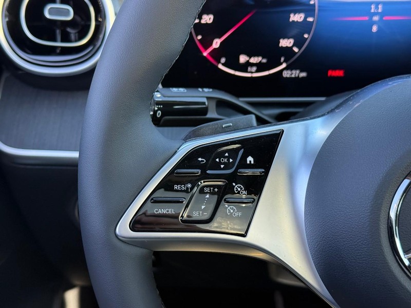 Mercedes-Benz C-Class Vehicle Full-screen Gallery Image 16