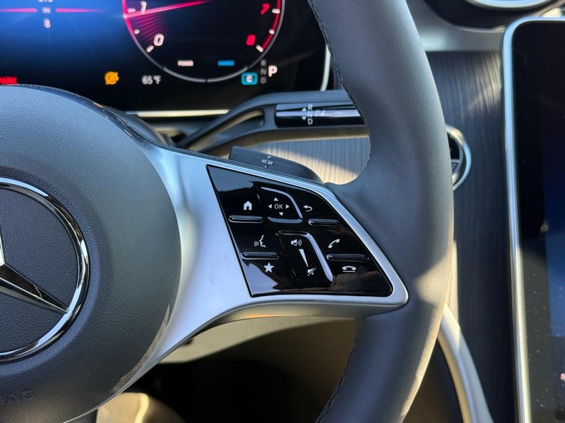 Mercedes-Benz C-Class Vehicle Full-screen Gallery Image 17