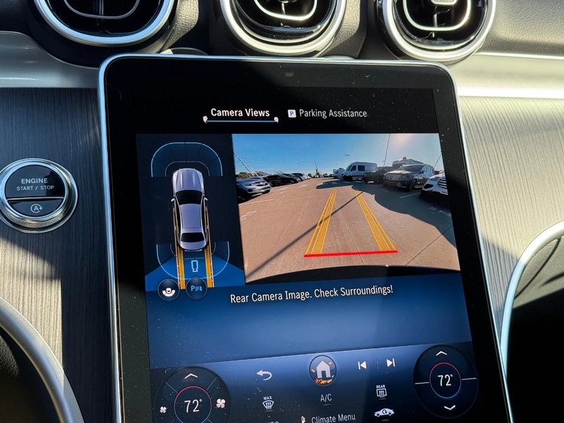 Mercedes-Benz C-Class Vehicle Full-screen Gallery Image 18