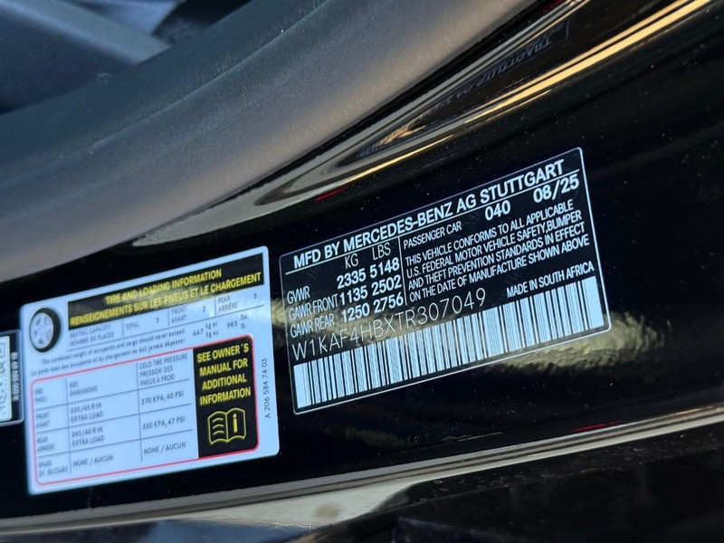 Mercedes-Benz C-Class Vehicle Full-screen Gallery Image 19