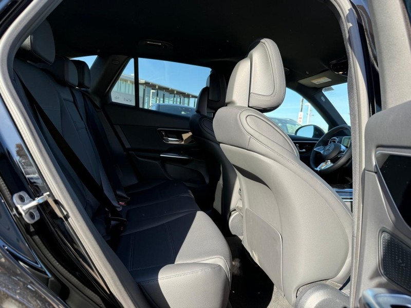 Mercedes-Benz GLC Vehicle Full-screen Gallery Image 5