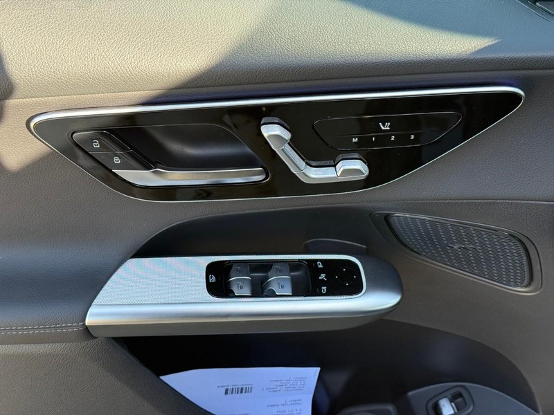 Mercedes-Benz GLC Vehicle Full-screen Gallery Image 10