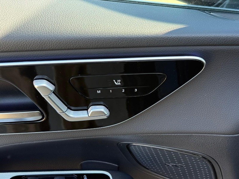 Mercedes-Benz GLC Vehicle Full-screen Gallery Image 11