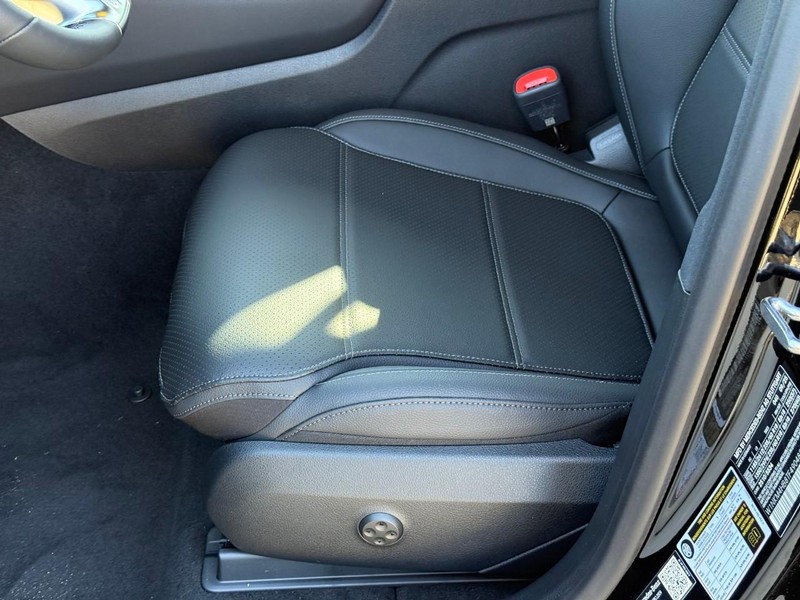 Mercedes-Benz GLC Vehicle Full-screen Gallery Image 12