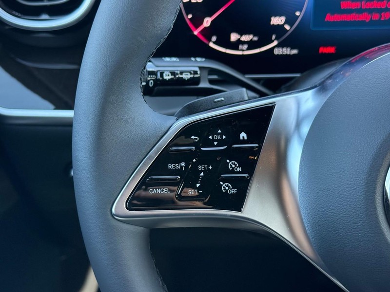 Mercedes-Benz GLC Vehicle Full-screen Gallery Image 13