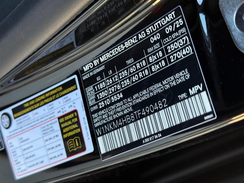 Mercedes-Benz GLC Vehicle Full-screen Gallery Image 16