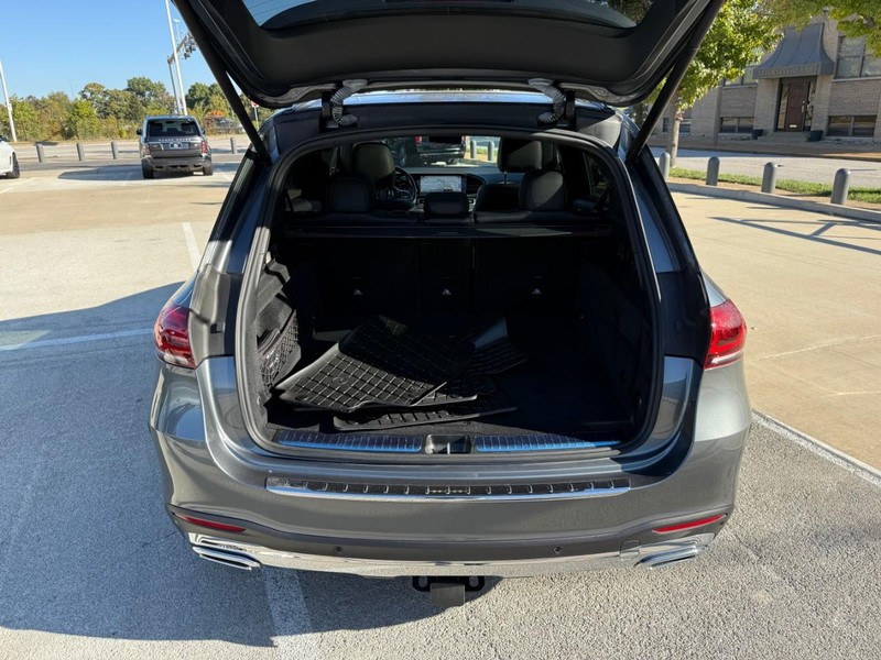 Mercedes-Benz GLE Vehicle Full-screen Gallery Image 8